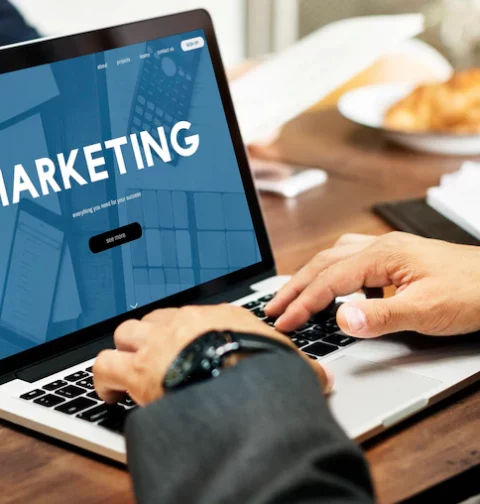 businessman-with-online-marketing