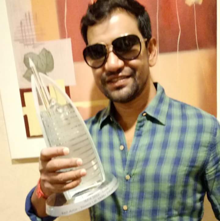 Dinesh Lal Yadav 'Nirahua' Wins Best Actor Award in IBFA 2016