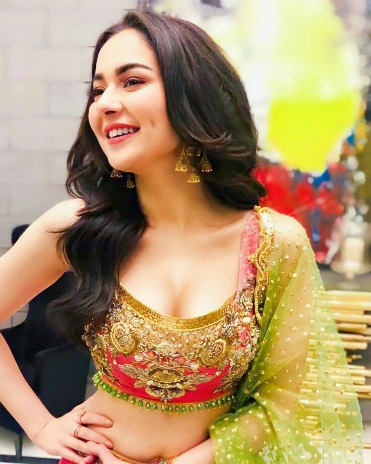hania amir hot photo