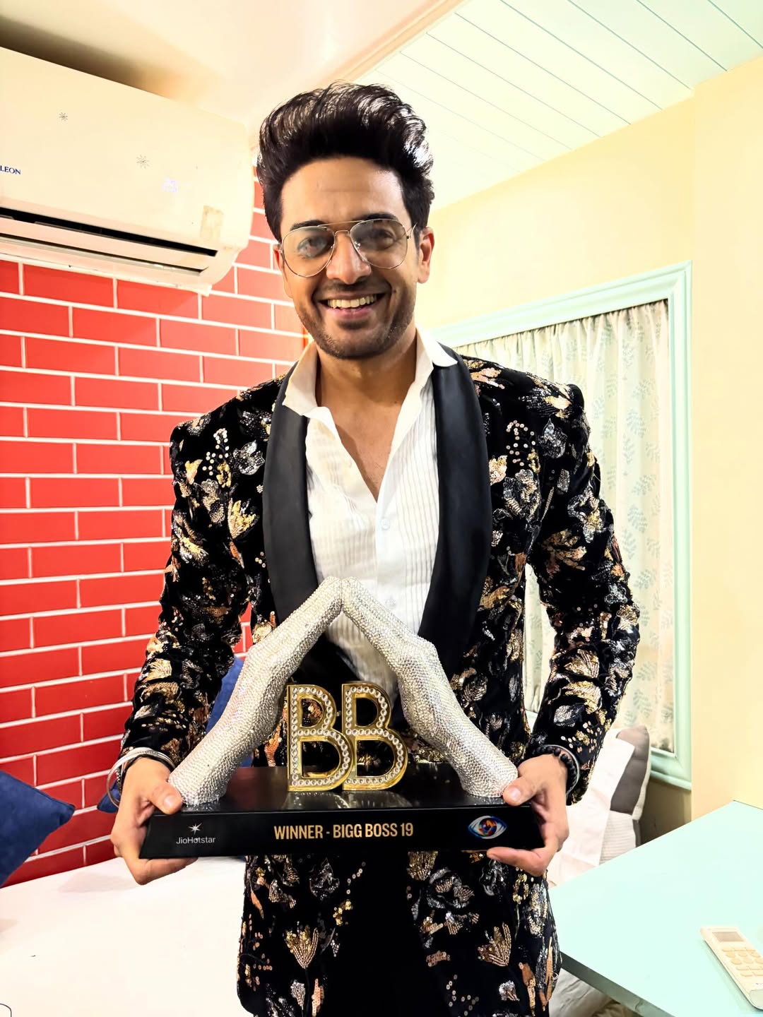 gaurav khanna with bigg boss trophy